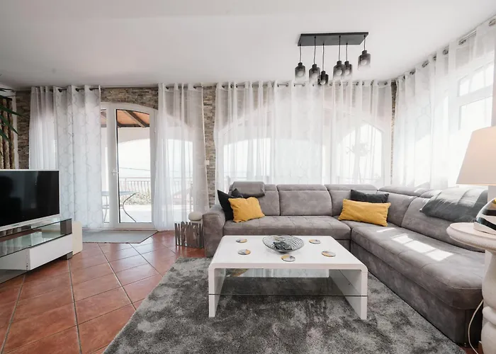 Petra Hills 오파티아